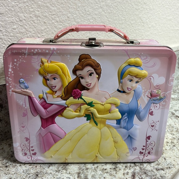 The tin box company, disneys  princess metal tin box with vintage stamps . - Picture 2 of 14